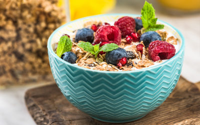 Bol de yogur con cereales integrales y fruta